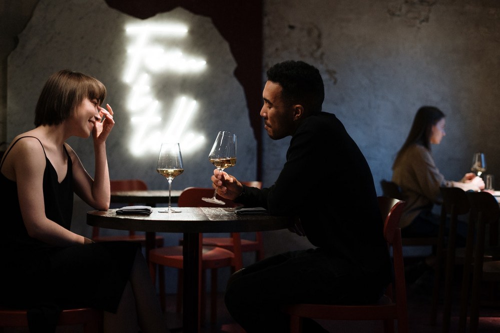 couple on date - typical body language signs