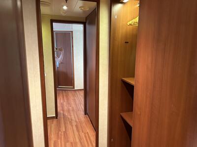 carnival-vista-junior-suite-walk-in-closet