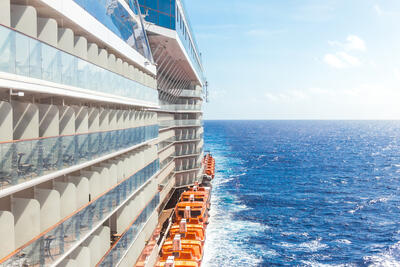 Cruise-ship-with-lifeboats