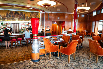 bar on Queen Mary ship