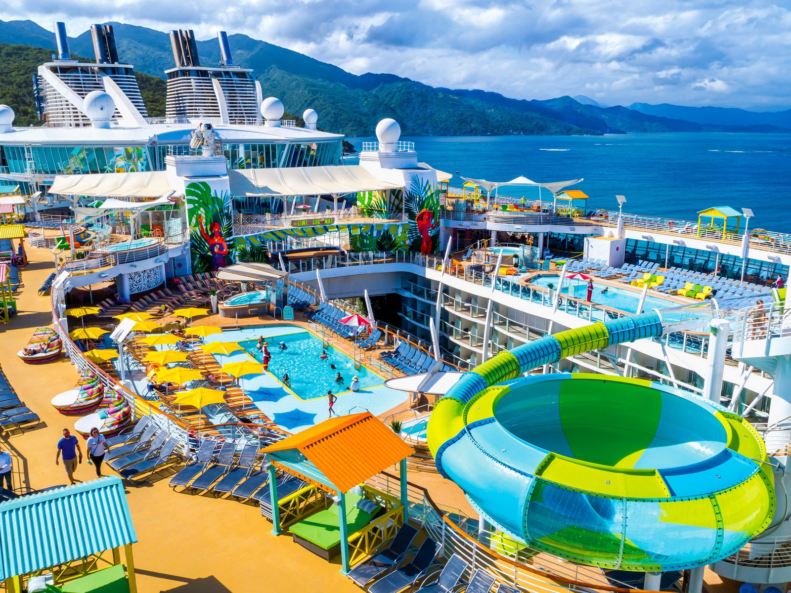 Pool deck on Oasis of the Seas