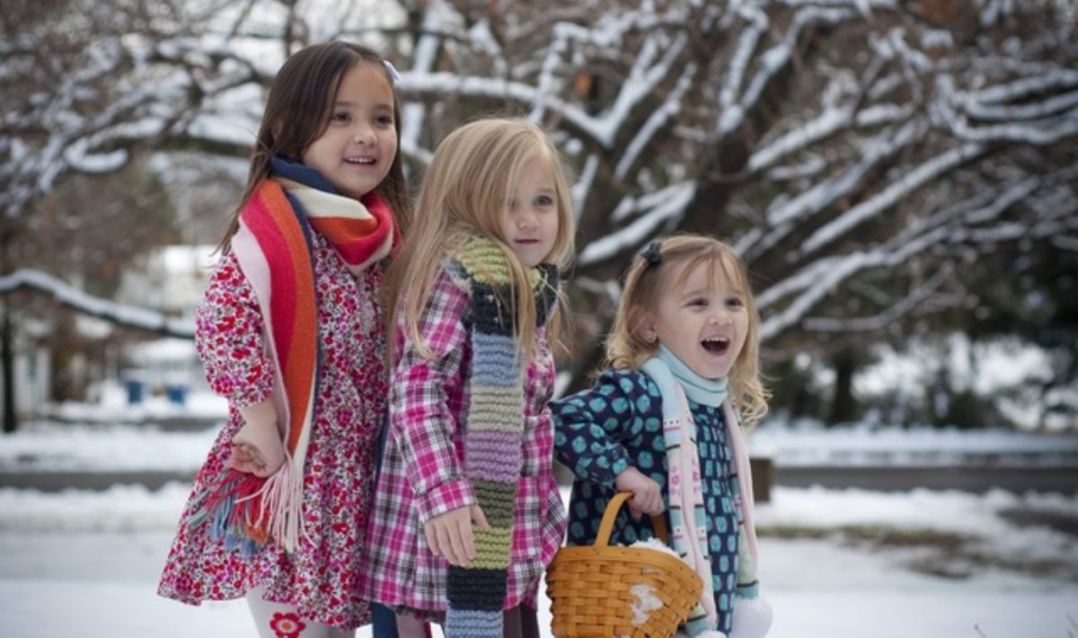 sister on christmas holidays with single parent - travelling